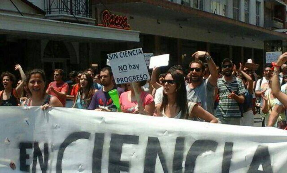 Universitarios y cientficos autoconvocados dicen No al recorte en ciencia