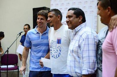 Juan Andreotti entreg� un subsidio a las murgas de San Fernando