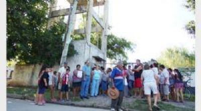 Protestas de vecinos en Derqui, tras 12 d�as sin agua