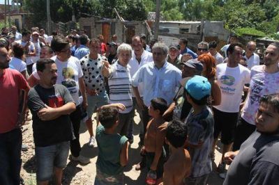 Ferraresi recorri� el barrio Villa Inflamable junto a cientos de vecinos
