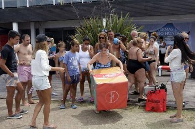 Fuerte campa�a de promoci�n de Santiago en las playas de Mar del Plata