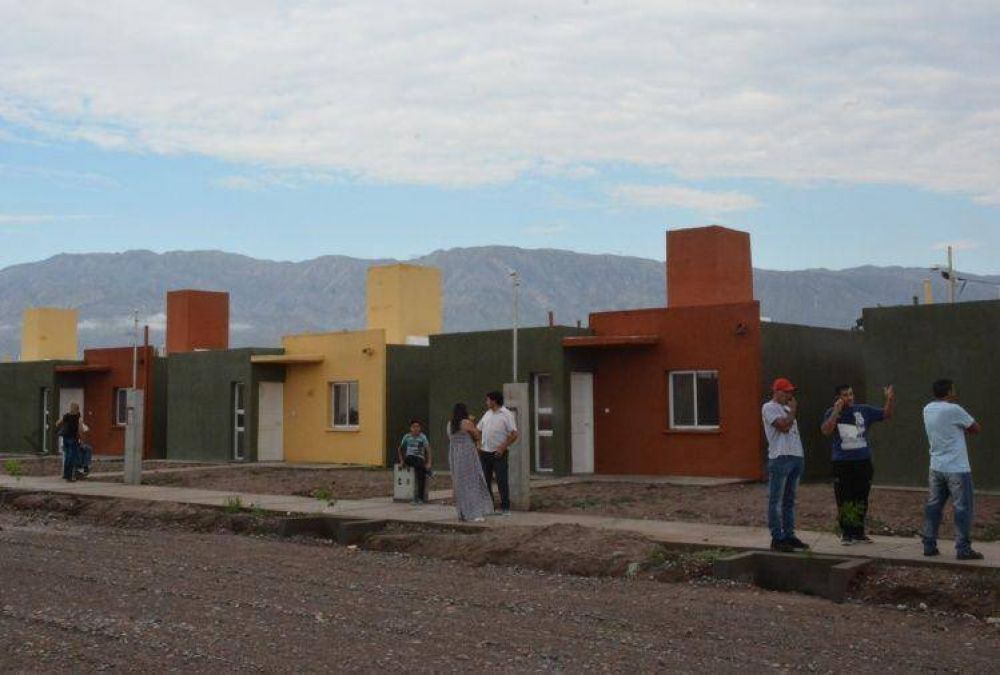 Entregan casas y estrenan repavimentaci�n en Pocito �