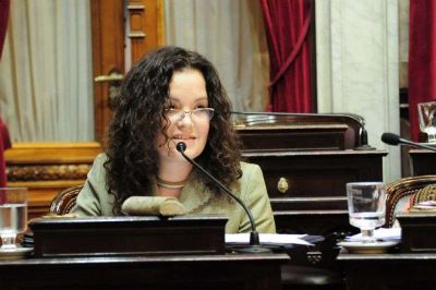 La Senadora Tere Luna rechaz� el proyecto del Ejecutivo Nacional que reduce la cantidad de feriados