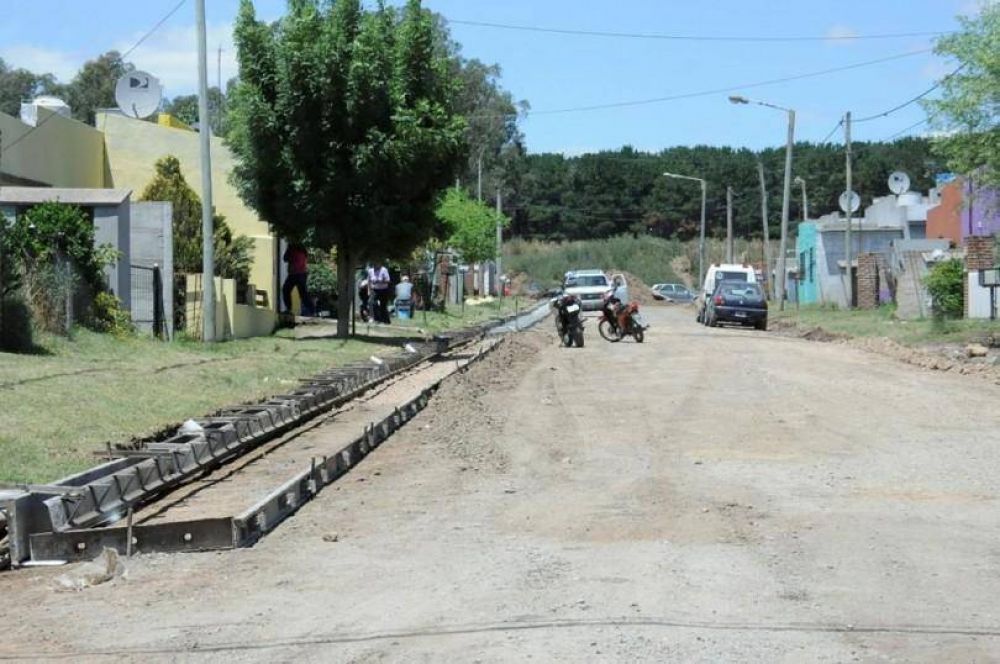 Ya ejecutan el cordn cuneta, la apertura de calles y la red de agua en el barrio La Movediza