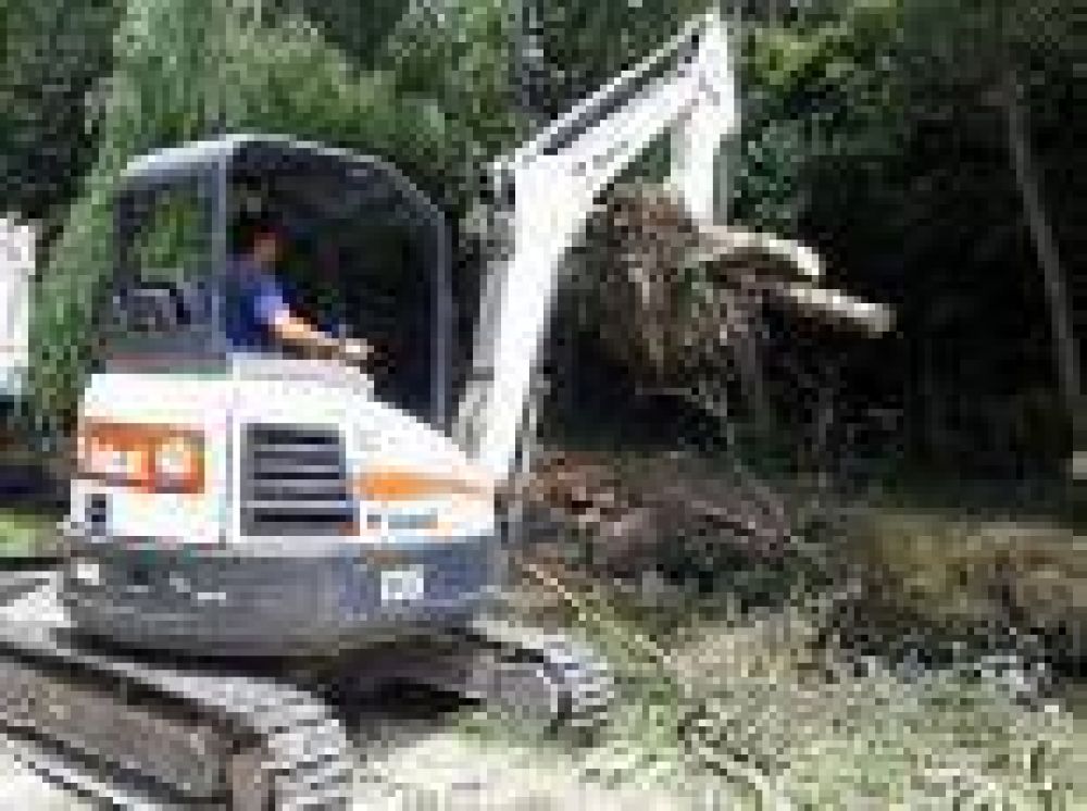 Berisso: Se realiza la limpieza integral y ampliaci�n de cauces en canales en la zona de Los Talas