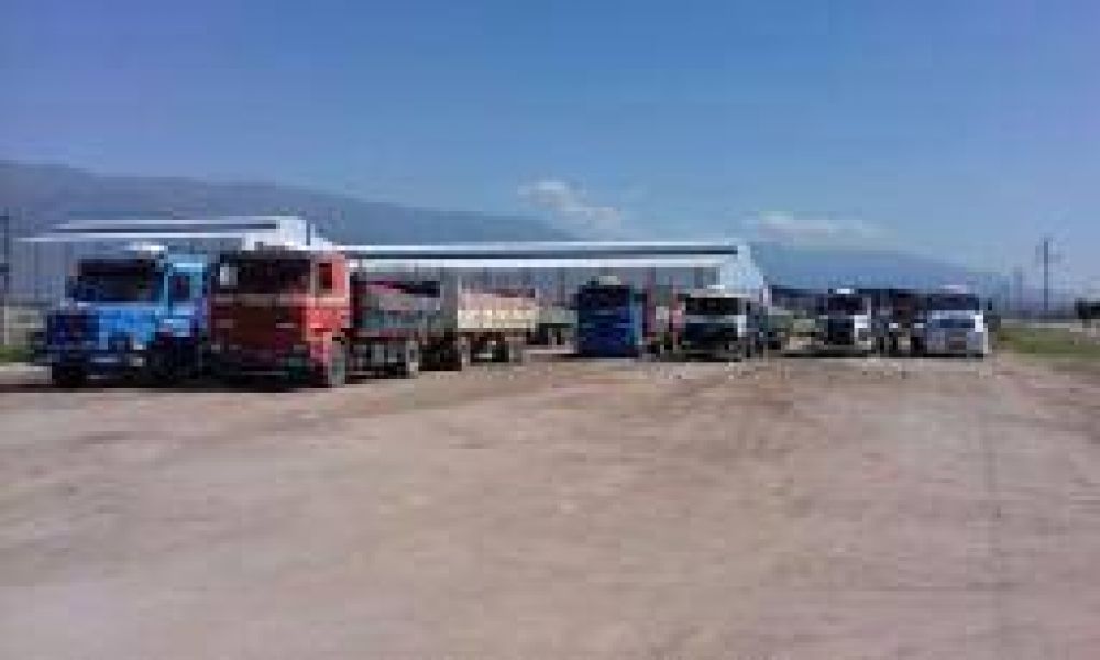 Camioneros bloquearon el acceso a la SAPEM Agroandina