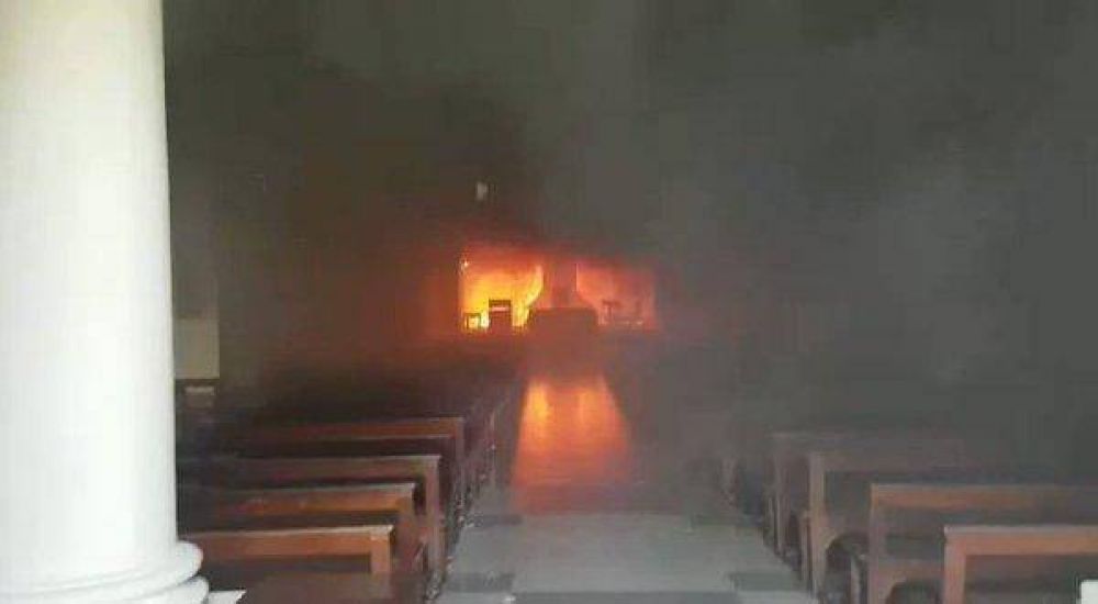 Un incendio arras con la catedral de San Nicols 
