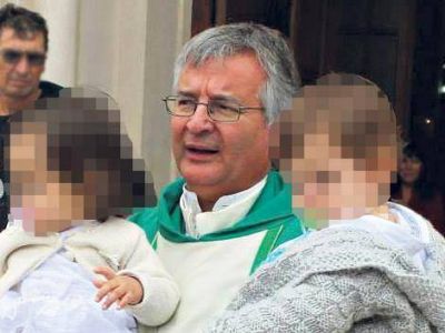 Una misa con un p�rroco en capilla