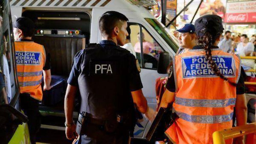 Mauricio Macri ya firm un decreto clave que permitir expulsar a delincuentes extranjeros