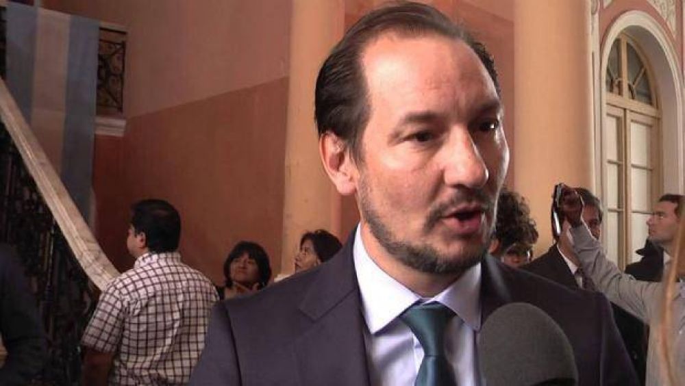 Saravia no se qued� callado y respondi� a Firgerio