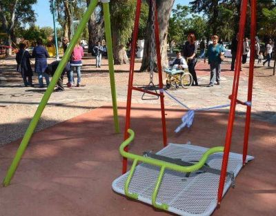 Todas las plazas de Paran� deber�n contar con juegos inclusivos 