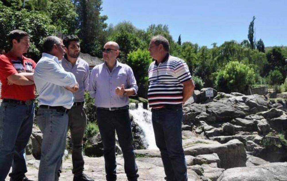 El ministro Mazzina visit� la localidad de El Volc�n