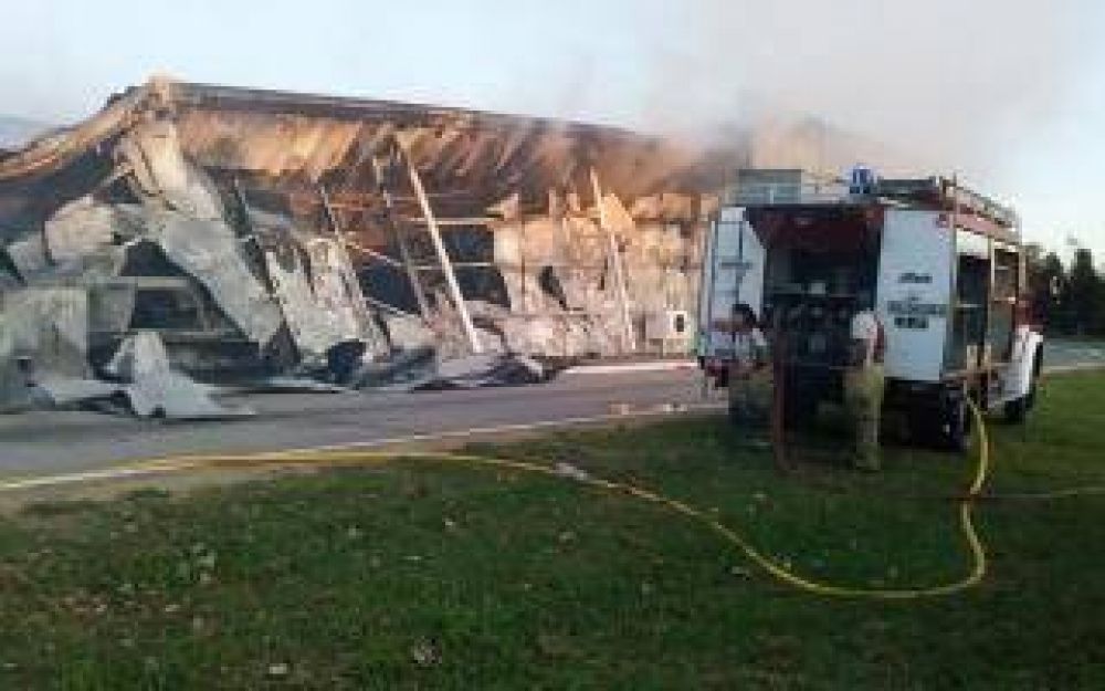 Baradero: Ardi� en llamas planta de empaque que emplea a 180 trabajadores