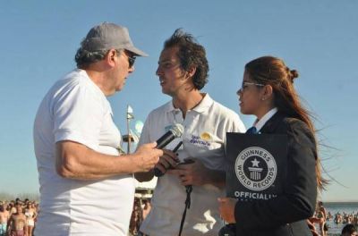 El intendente y otras dos mil personas flotaron en el lago y entraron en el Guiness