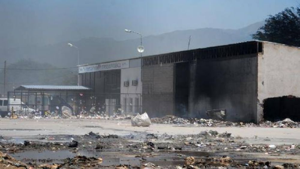 Un feroz incendio quem� gran parte de la Planta de Residuos
