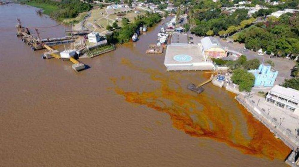 Amplio derrame de aceite en las aguas del r�o Paran� a la altura de San Lorenzo