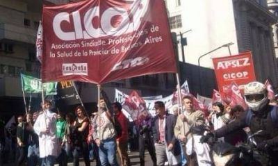 Protesta de m�dicos contra la mudanza de un centro asistencial