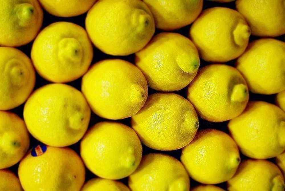 En una original protesta, el sindicato de Taxis de La Plata sortea dos kilos de limones
