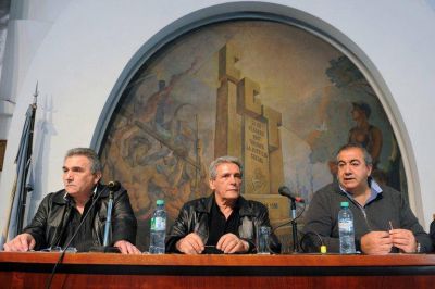 El triunvirato se re�ne con representantes de sindicatos industriales