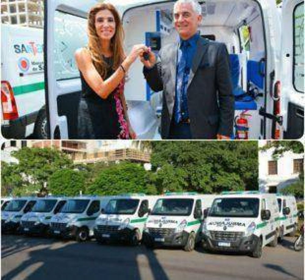 La Gobernadora entreg� 50 ambulancias