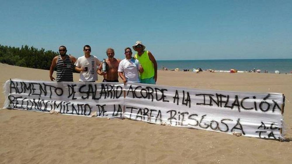 Guardavidas acordaron con el Ejecutivo el pago de horas extras