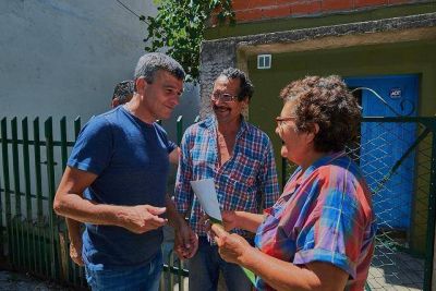 Zabaleta entreg� escrituras de viviendas a vecinos en sus casas