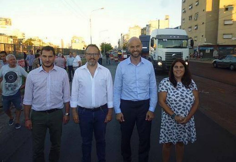 Valenzuela y Dietrich presentaron la repavimentaci�n de Rivadavia