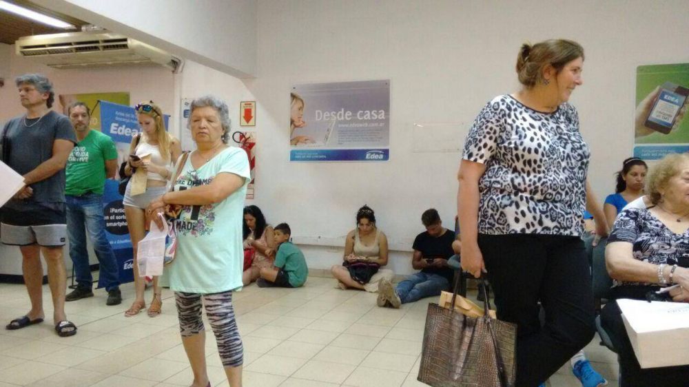 [#LuzYFuerza] En el nico centro de atencin de EDEA, la gente se sienta en el piso