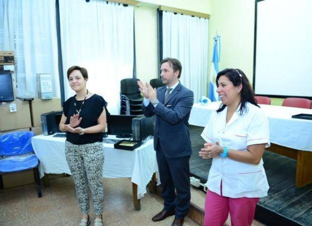 Donaron muebles y computadoras al Hospital San Luis