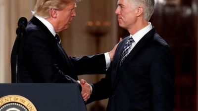Trump asegura un juez conservador en la Corte Suprema