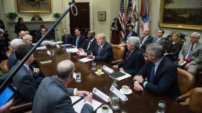 Envuelto ya en una crisis institucional, Trump intenta retomar el control