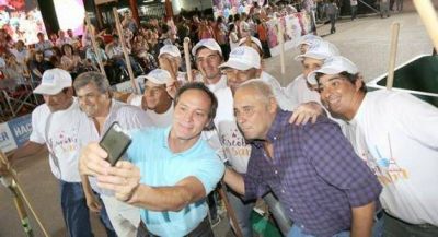 Camau y Fabi�n R�os, juntos en los carnavales barriales, para Ricardo que lo mira por TV