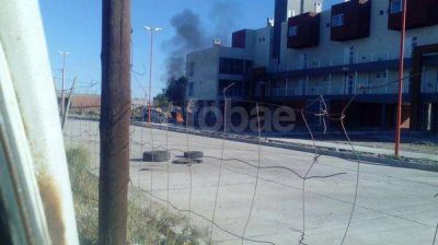 Por un reclamo gremial, prendieron fuego instalaciones de las viviendas Procrear