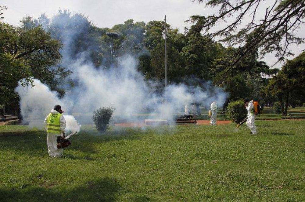 Por un presunto caso de dengue, fumigan en ocho manzanas de la Ciudad