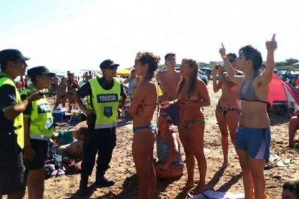 Un juez aclar� que est� permitido tomar sol sin corpi�o y pidi� reformar el C�digo contravencional