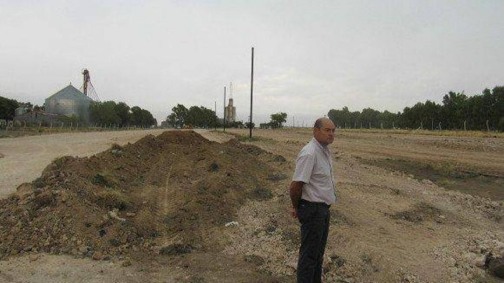 Reyes supervis� el avance de la playa de camiones