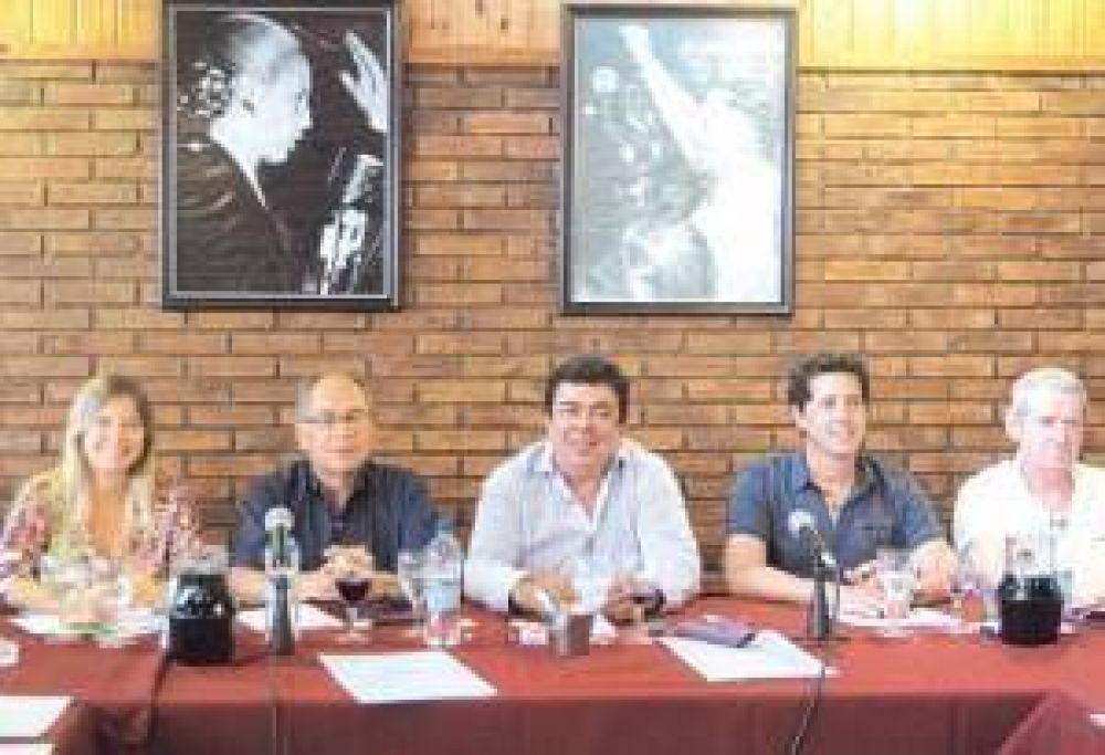 El PJ bonaerense posterga definiciones electorales y apunta contra Macri y Vidal