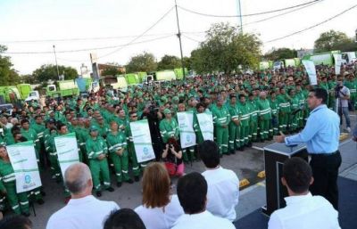 Capitanich entreg� uniformes para 2.400 trabajadores municipales