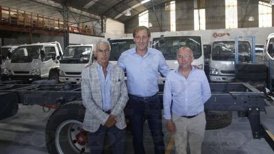 Garro present� la instalaci�n de la primera planta automotriz platense
