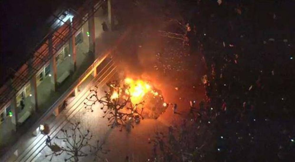Violentas protestas en la universidad de California contra un simpatizante de Donald Trump