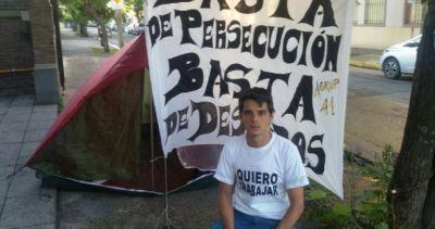 Un colectivero se encaden� en rechazo a su despido