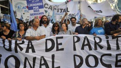 Los maestros ya amenazan con convocar a un paro