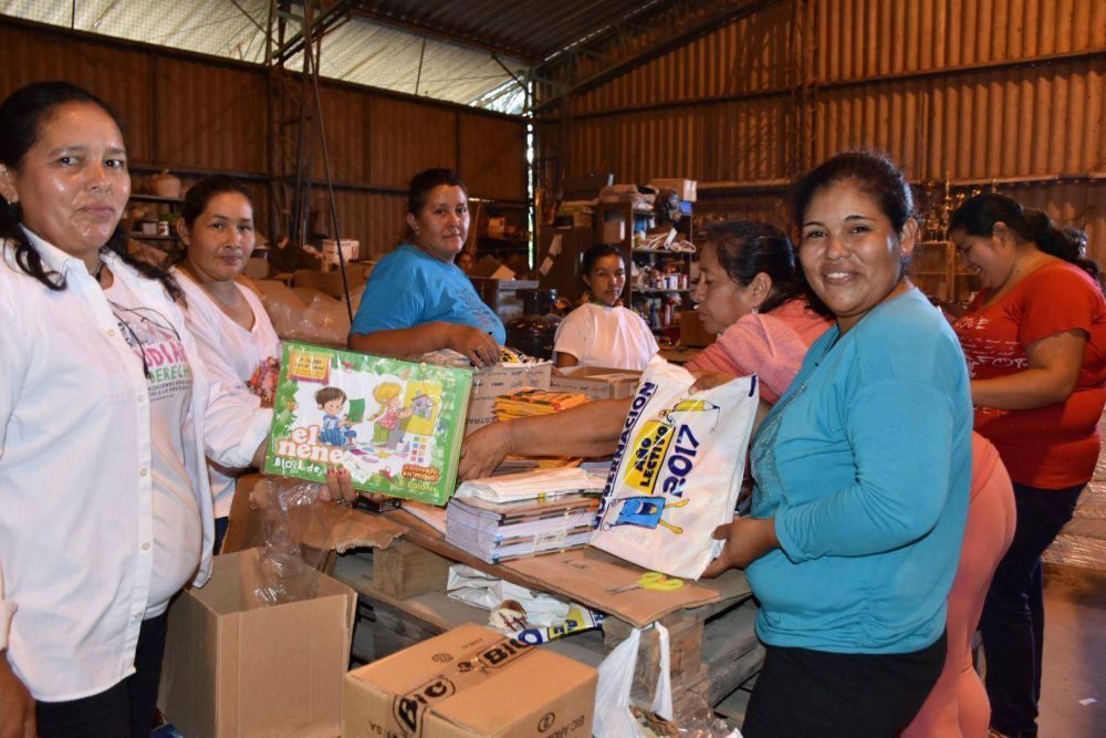 El gobierno trabaja en equipar m�s de 250 mil kits escolares
