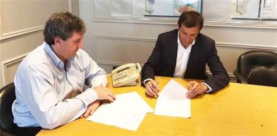El intendente firm� el convenio para la construcci�n de 104 viviendas