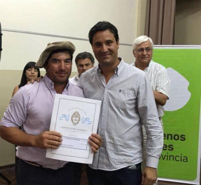 Abad acompa�� a L�pez Medrano en entrega de escrituras en General Guido
