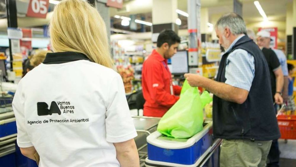 A un mes de la prohibici�n, venden bolsas pl�sticas en algunos s�per