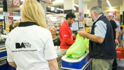 A un mes de la prohibici�n, venden bolsas pl�sticas en algunos s�per