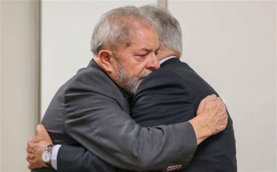 En medio de los esc�ndalos de corrupci�n, Lula se despide de su mujer y apoyo clave