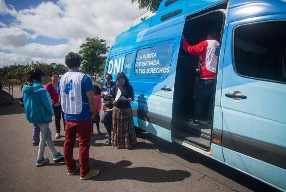  El Cami�n para tramitar DNI y pasaporte llega a Alfar