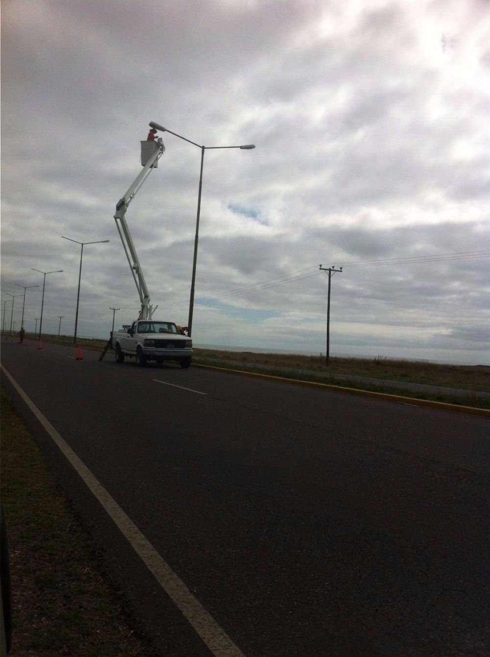Arrancaron las obras para cambiar postes, luminarias y sem�foros en la ruta 11